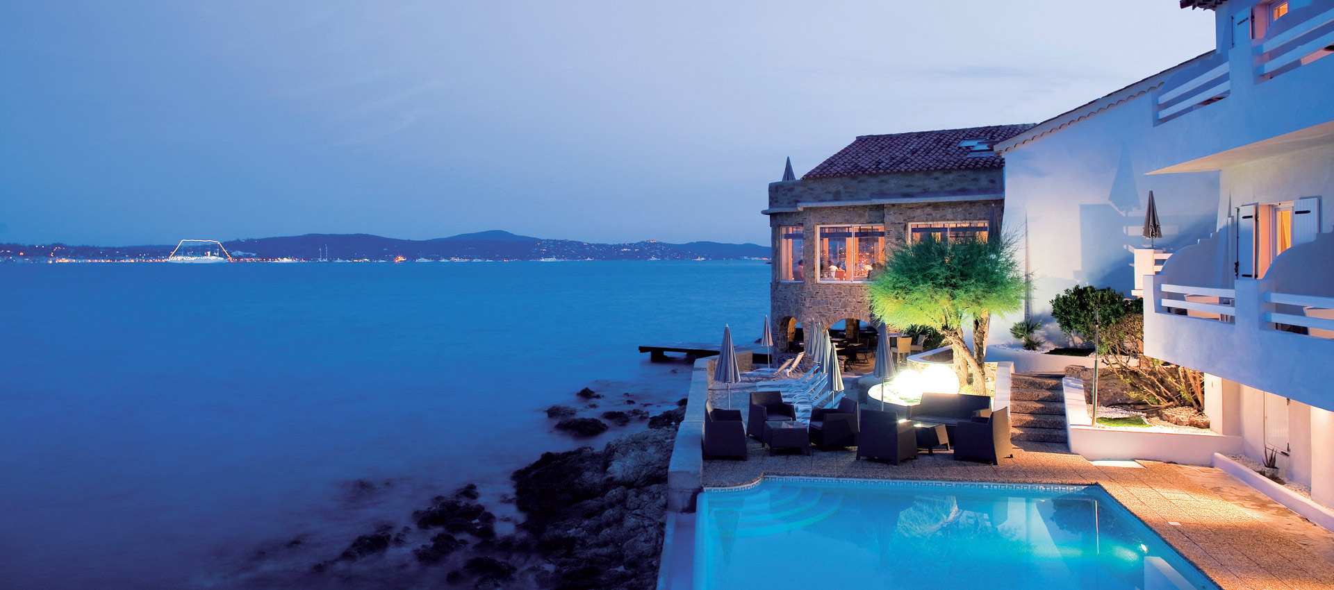 Piscine et hôtel sur la mer Piscine et hôtel sur la mer
